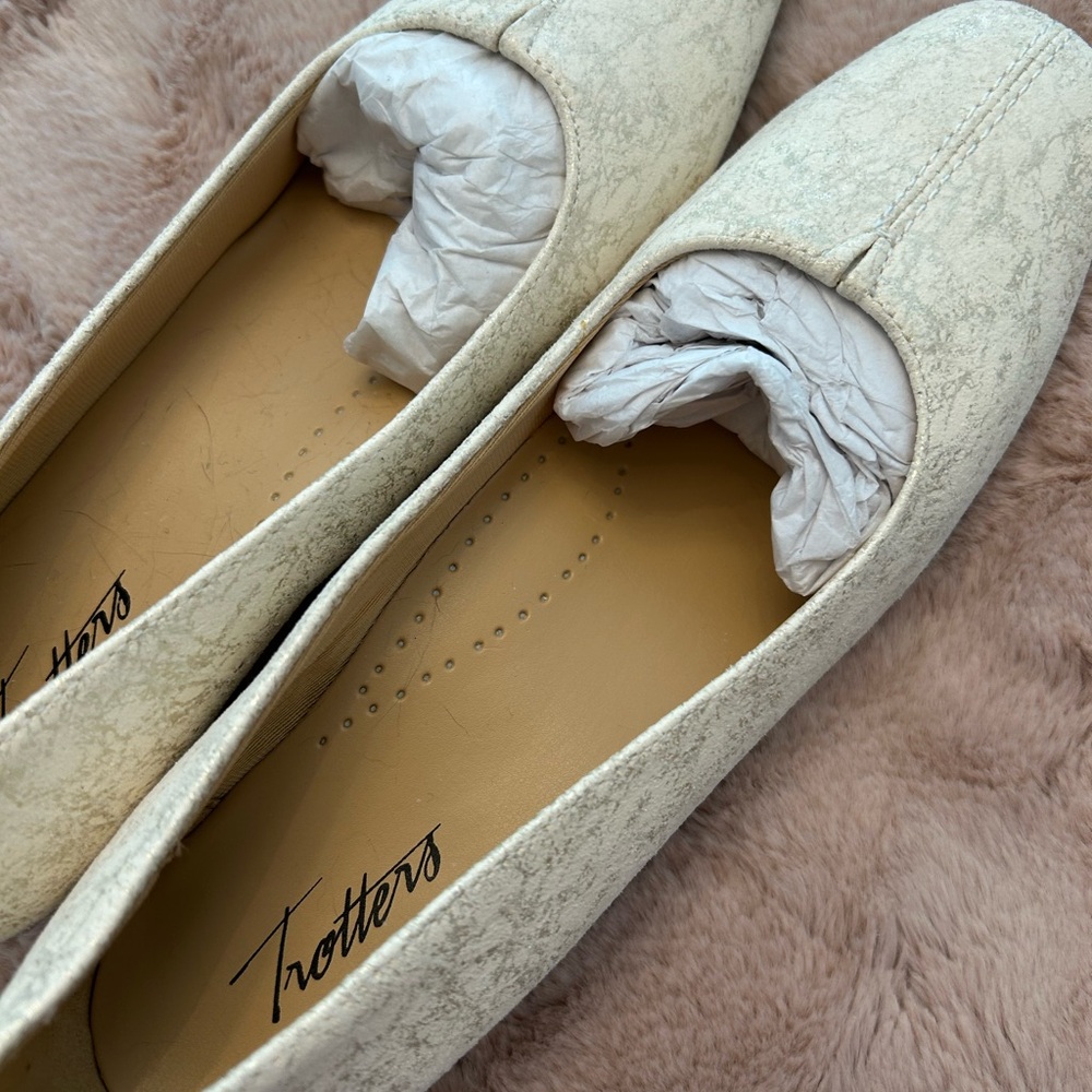 Trotters Women's Cream Square-Toe dress shoes